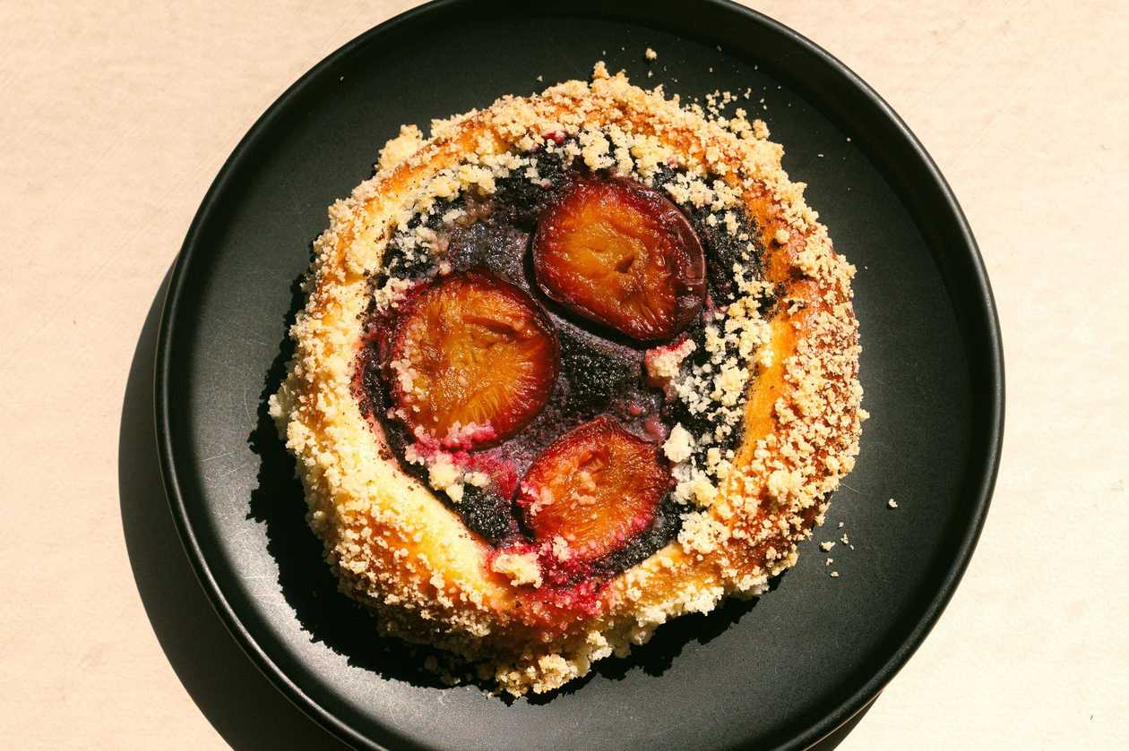 Moravian kolach with plum