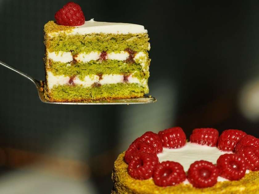 Pistachio-Raspberry Cake (1.9kg)
