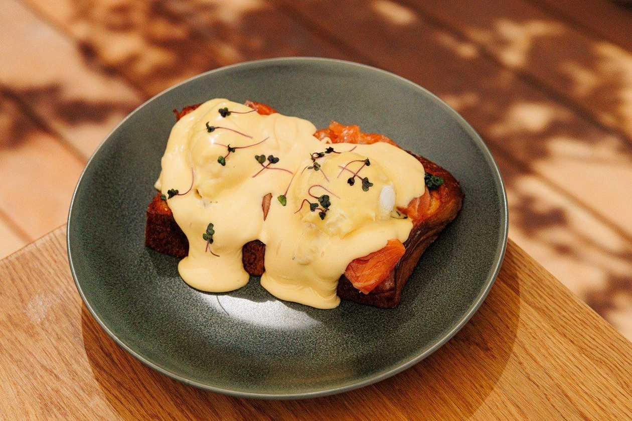 Eggs Benedict with cured salmon 300g