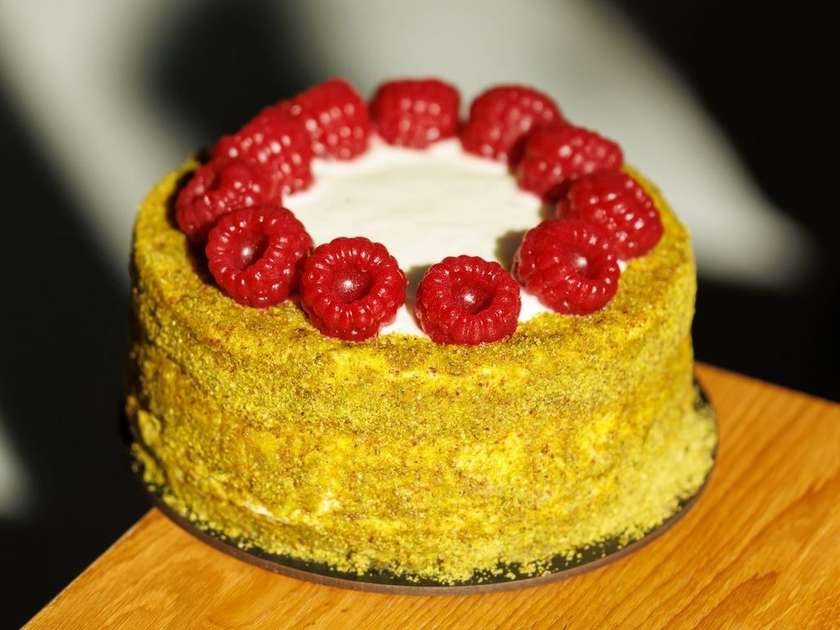 Pistachio-Raspberry Cake (1kg)